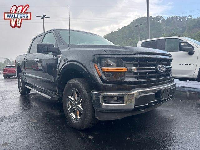 2025 Ford F-150 XLT 4WD SuperCrew 5.5' Box in Black — front three-quarter view
