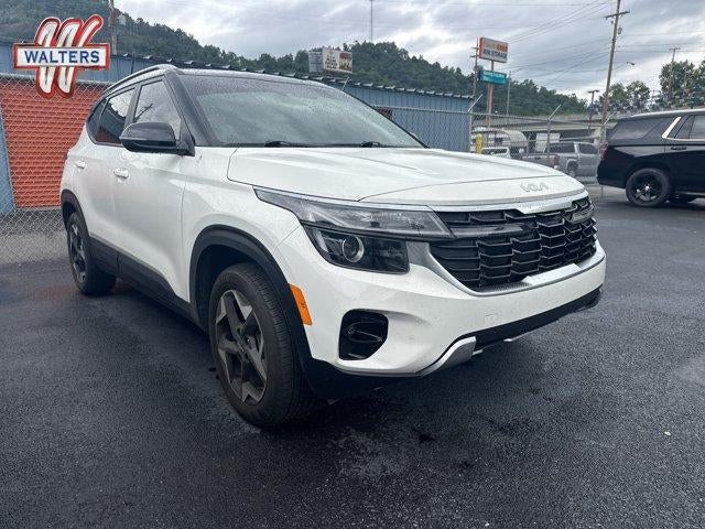 2025 Kia Seltos S IVT AWD in Clear White/Black Roof — front three-quarter view