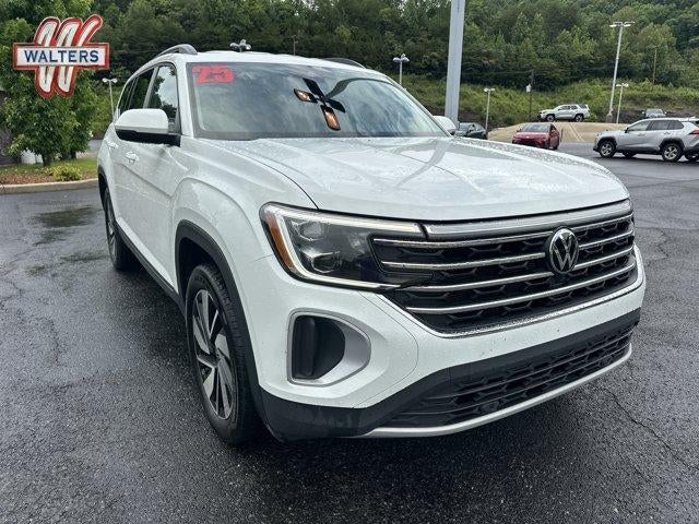 2025 Volkswagen Atlas 2.0T SE w/Technology FWD in Pure Gray — front three-quarter view