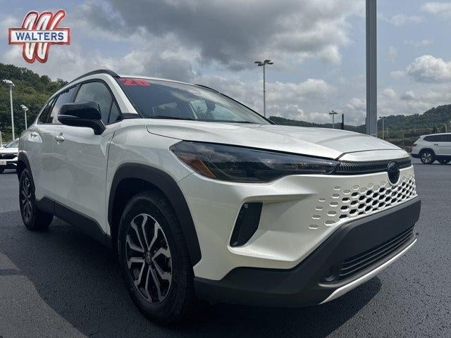 2026 Toyota Corolla Cross Hybrid SE 4WD (Natl) in Wind Chill Pearl — front three-quarter view