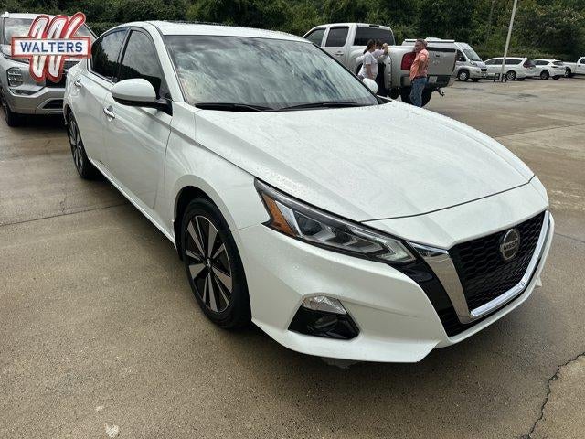 2021 Nissan Altima 2.5 SL Sedan in Pearl White Tricoat — front three-quarter view