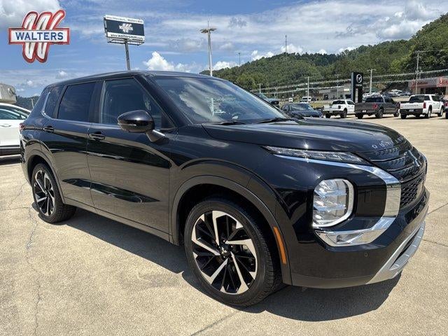 2024 Mitsubishi Outlander SE S-AWC in Labrador Black Pearl — front three-quarter view